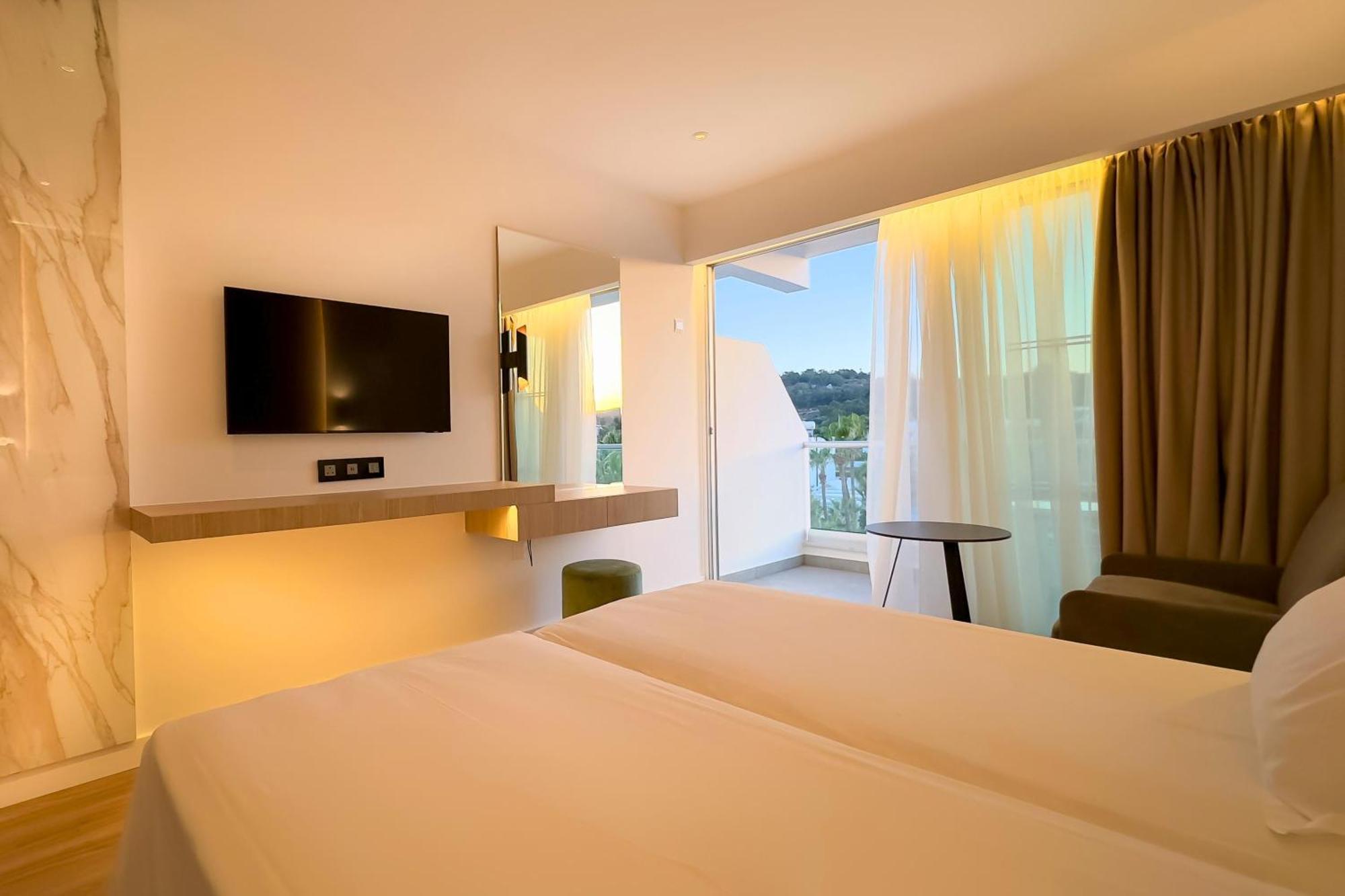 Cavo Maris Beach Hotel Protaras Bagian luar foto